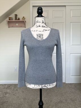 Rue21 Gray Ribbed V-Neck Slim Sweater
